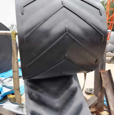 Anti-Slip Model Karet Conveyor Belt dengan 5mm Herringbone Pola miring